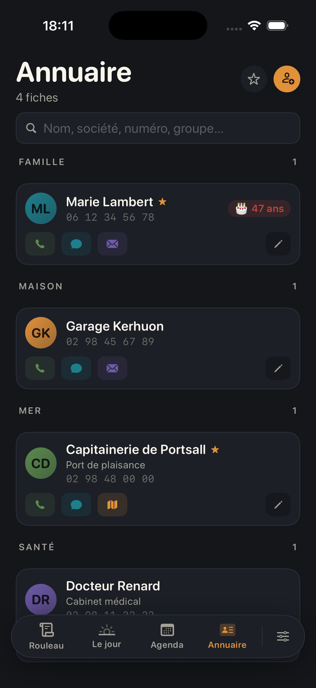 L’écran Annuaire : des fiches de contacts groupées, avec les boutons appeler, écrire, courriel et plan.