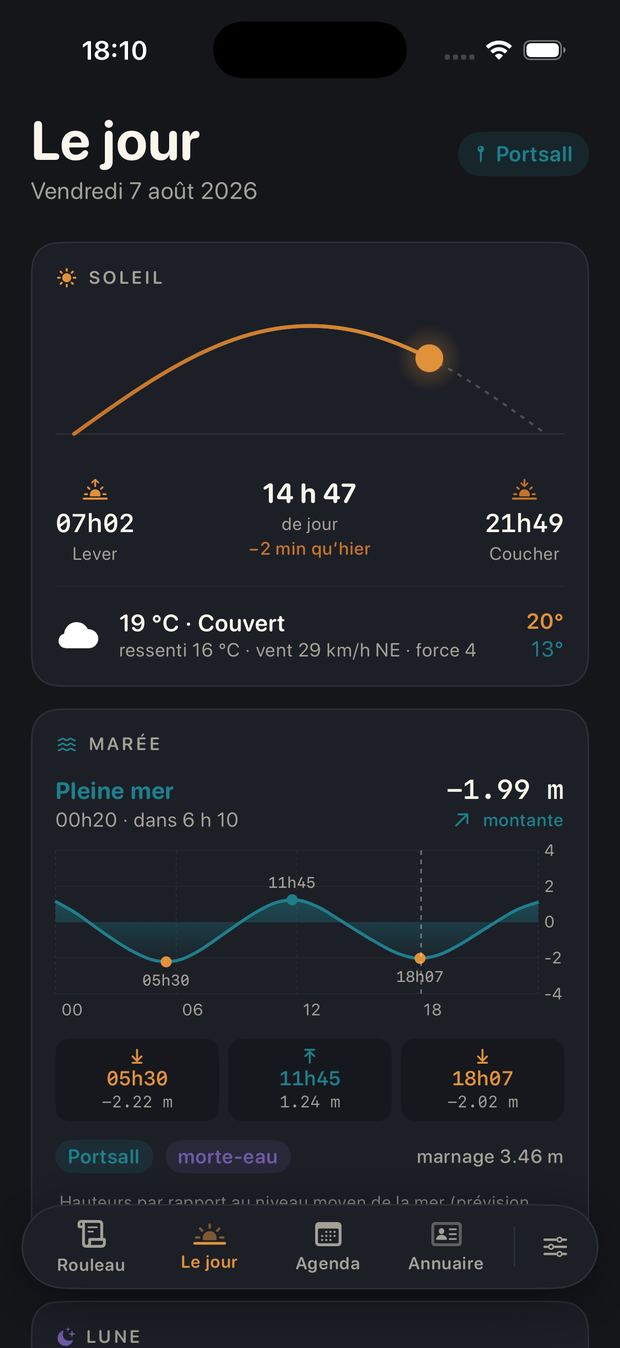 L’écran Le jour : la course du soleil en arc, les heures de lever et coucher, la météo, et la courbe de marée de la journée.
