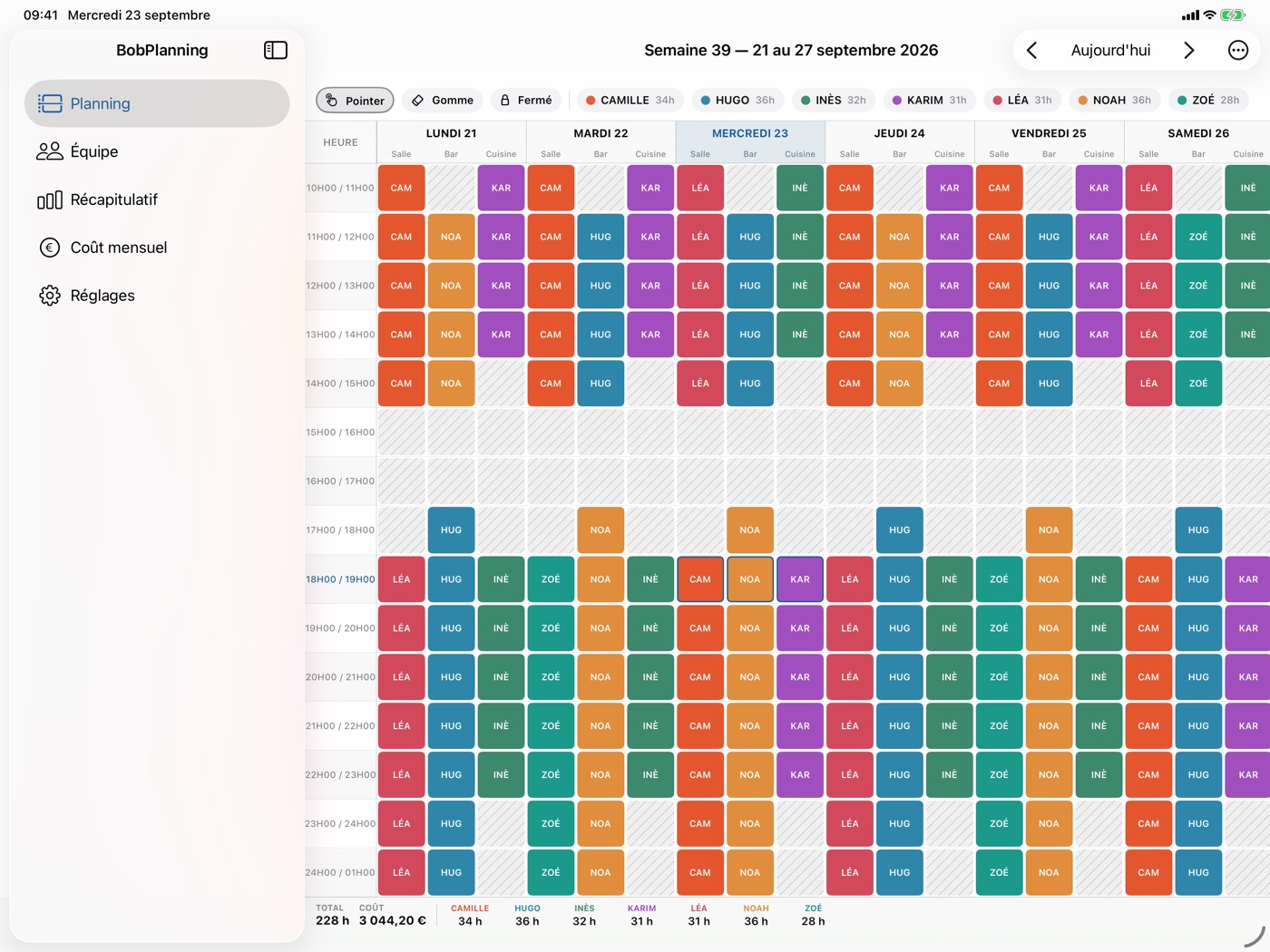 Sur iPad, la semaine : trois postes par jour, les heures fermées hachurées en gris, le total de chacun en bas.