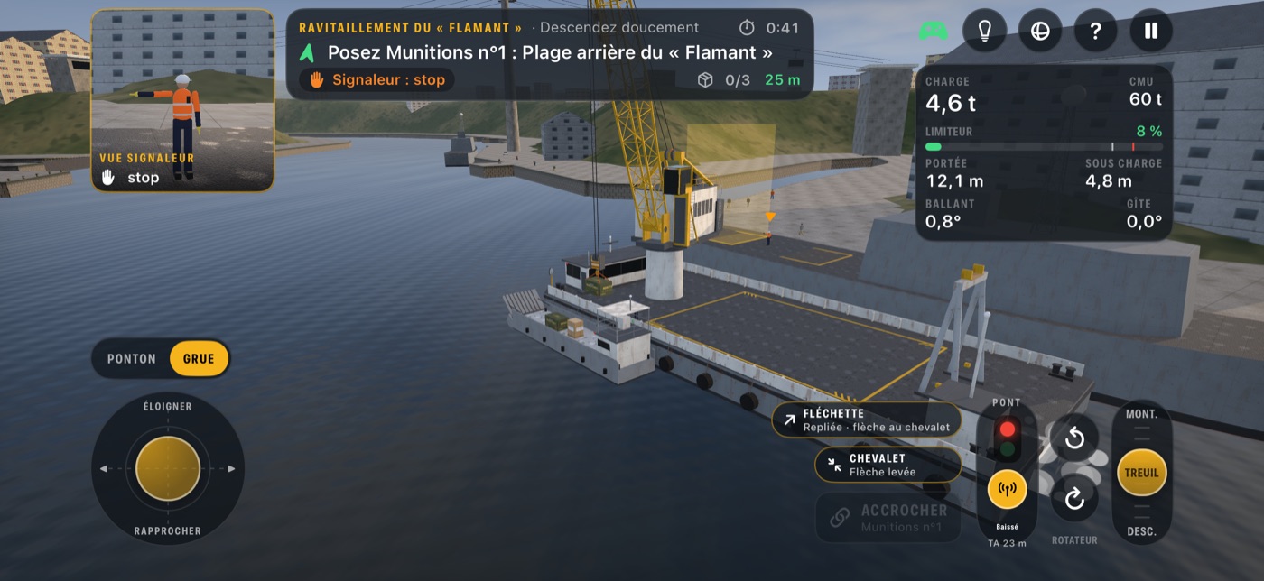 Le chaland de débarquement à couple de la grue Alpaga, le long d'un patrouilleur : la grue transborde une caisse de munitions ; vivres et munitions attendent sur le pont du chaland.