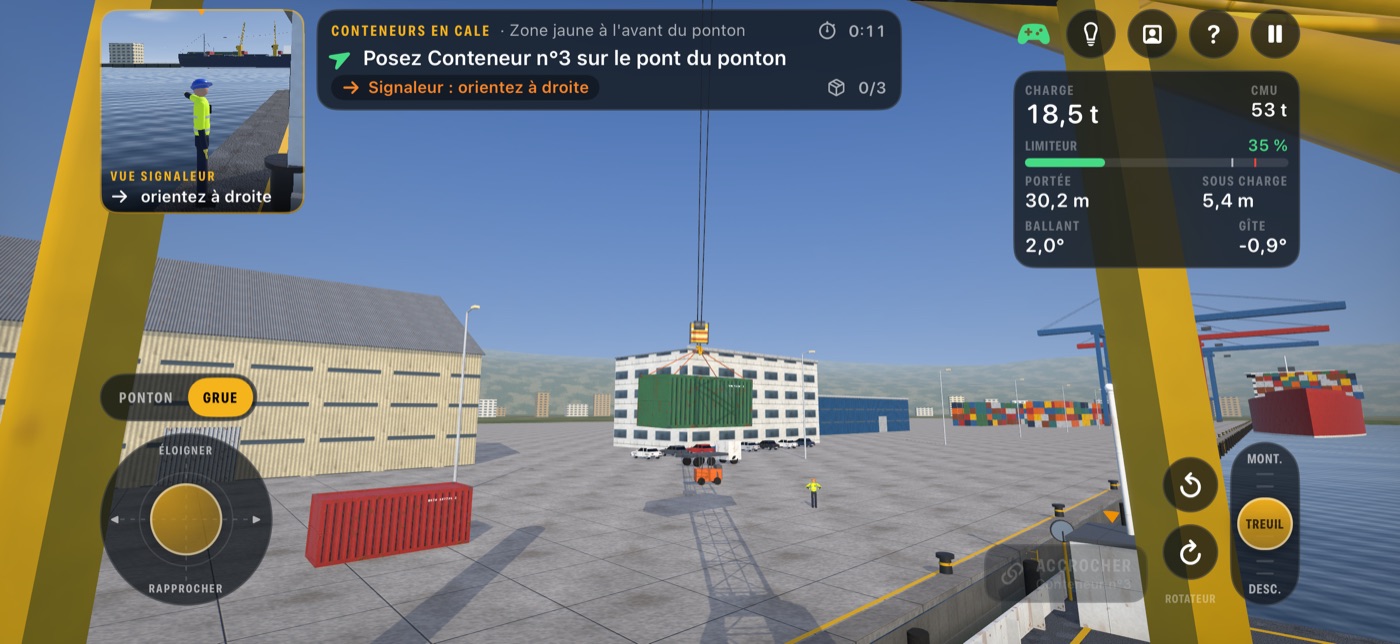 Vue de la cabine du grutier : un conteneur vert de 16 tonnes suspendu au crochet au-dessus du quai, la charge, la CMU et la portée affichées à droite.