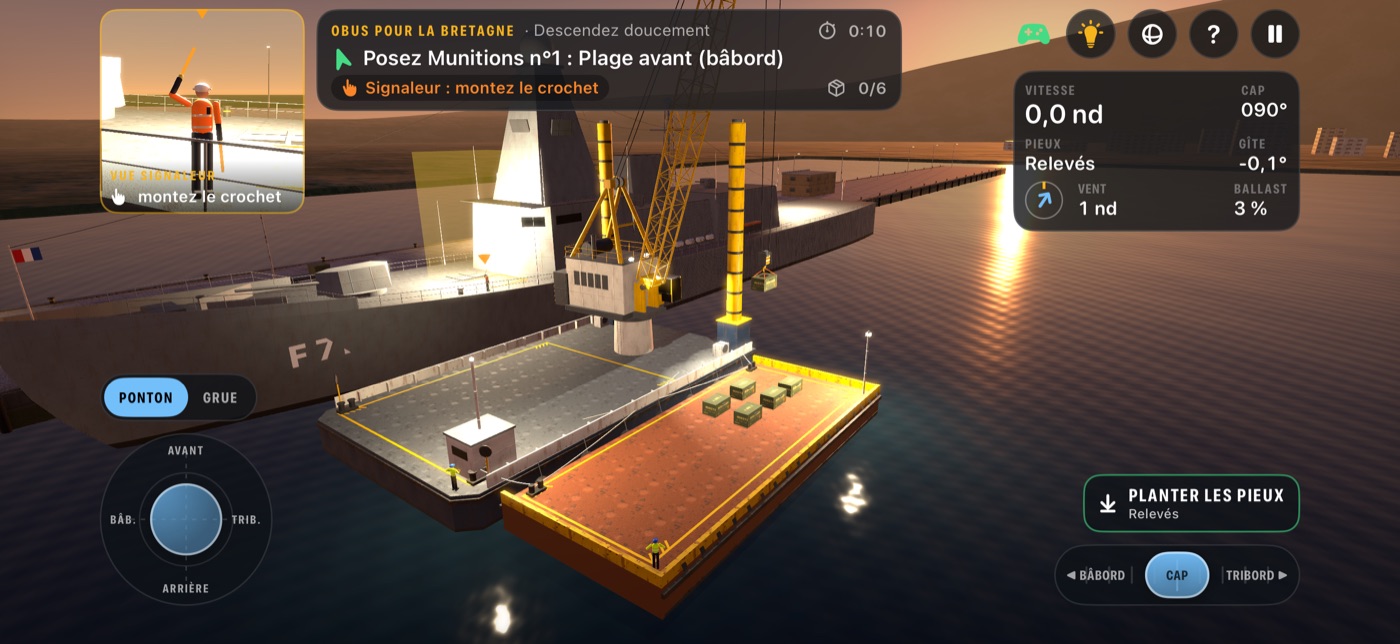 Au coucher du soleil, la grue du ponton reprend une caisse d'obus sur la barge amarrée à couple, à côté de la frégate « Bretagne » ; en encart, le signaleur de la frégate fait « montez le crochet ».