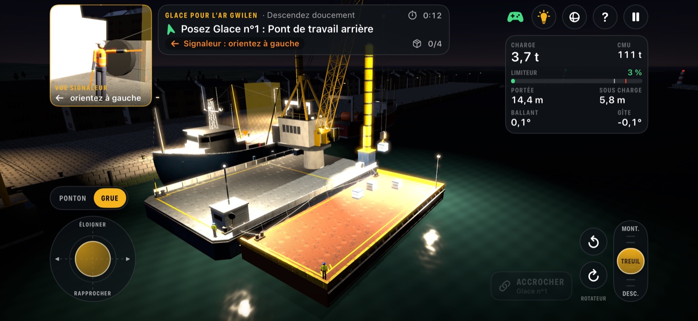 De nuit, au port de pêche, les projecteurs de la grue éclairent la barge et un bac de glace levé pour le chalutier.