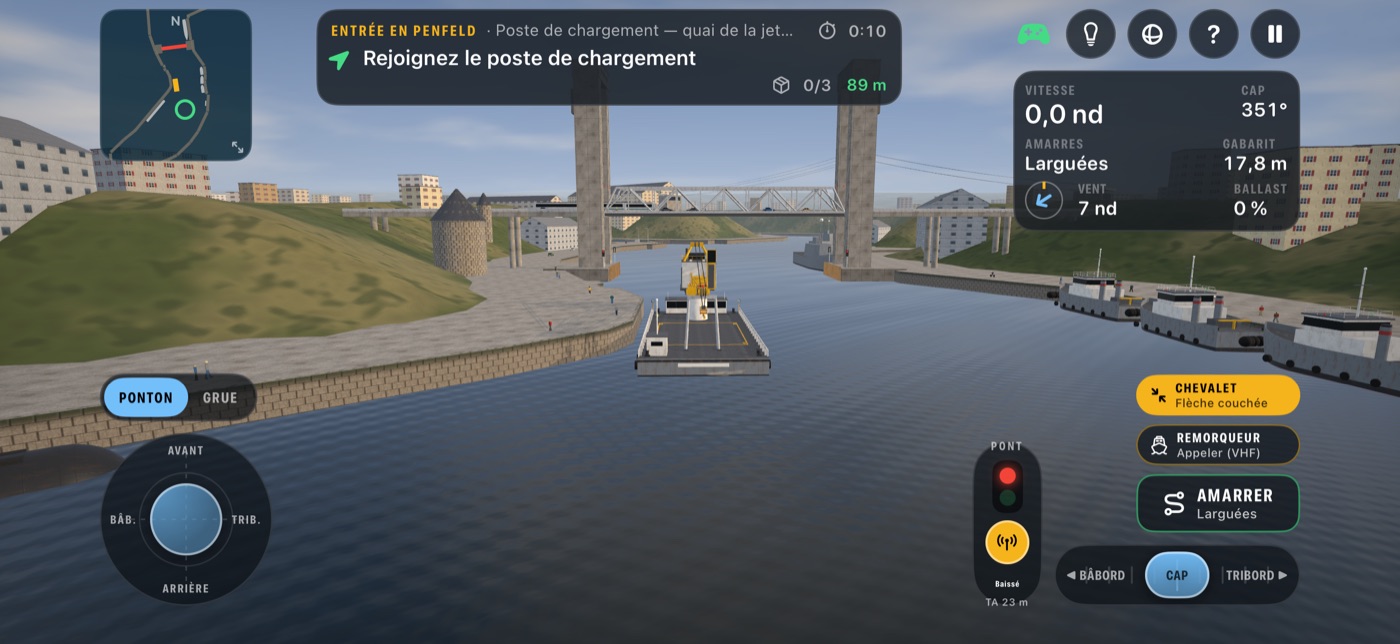 Brest : la grue Alpaga, flèche couchée sur son chevalet, remonte la Penfeld entre les quais vers le pont levant de Recouvrance et ses quatre pylônes ; la tour Tanguy à gauche.